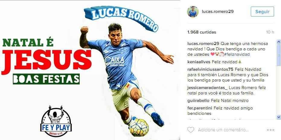 O volante do Cruzeiro Lucas Romero pede bno a Jesus nesta data