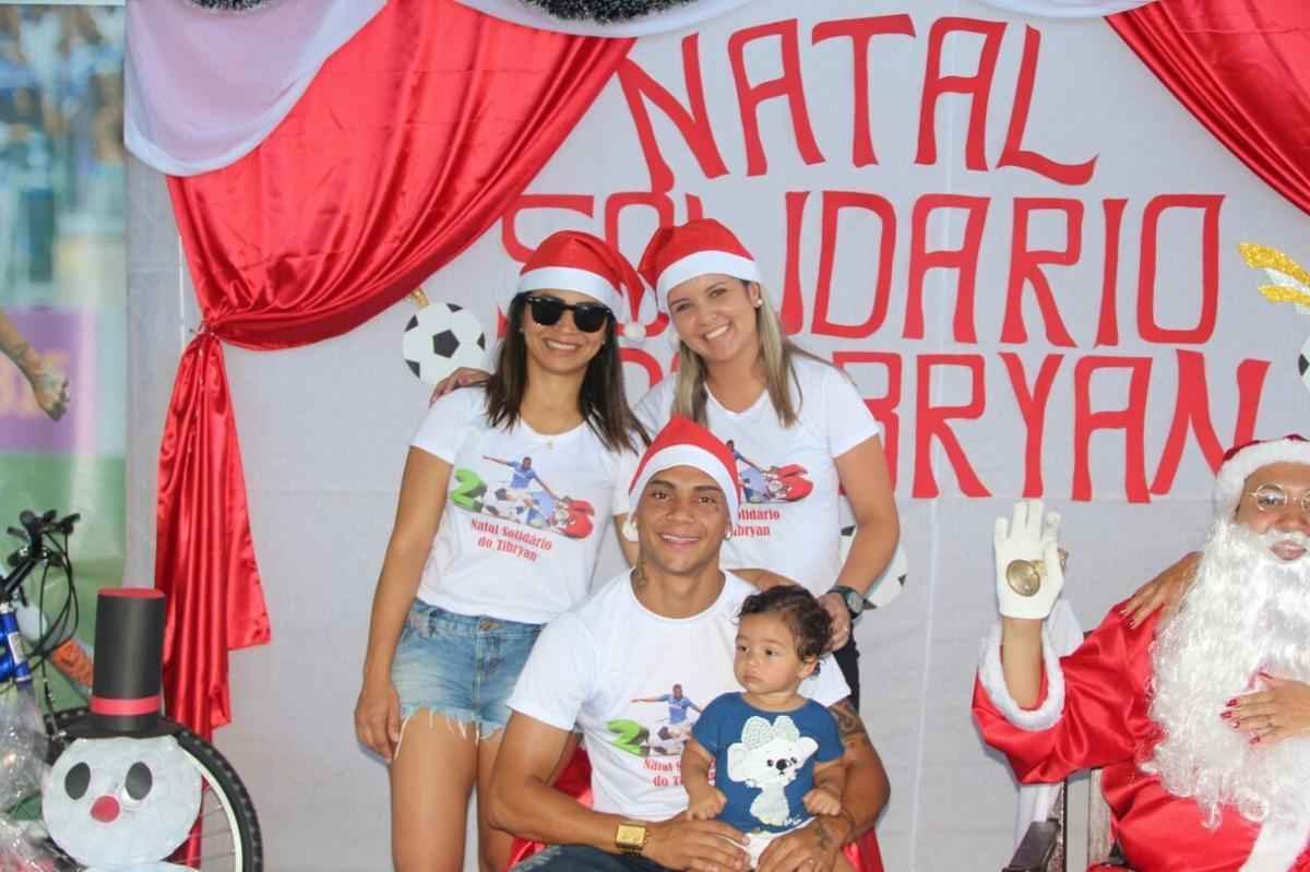 Lateral Bryan, do Cruzeiro, vive dia de Papai Noel e faz a festa de crianas carentes em Minas