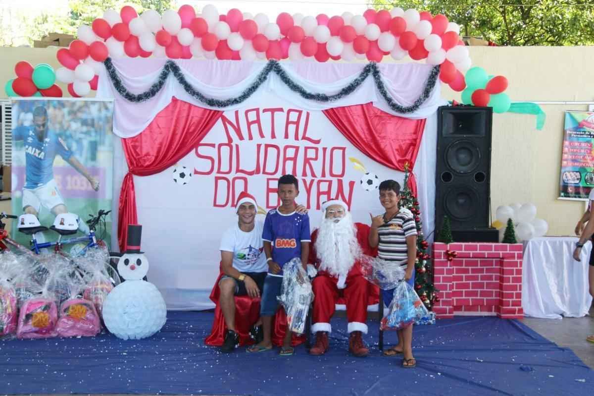 Lateral Bryan, do Cruzeiro, vive dia de Papai Noel e faz a festa de crianas carentes em Minas