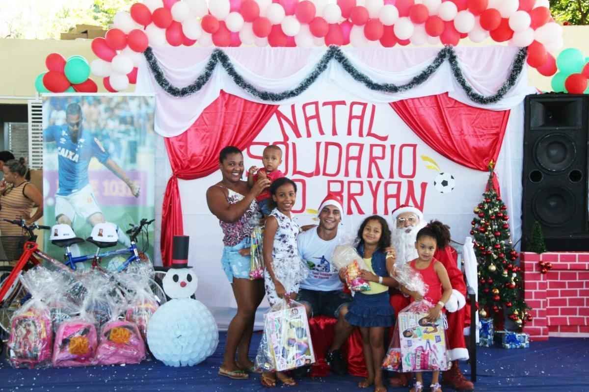 Lateral Bryan, do Cruzeiro, vive dia de Papai Noel e faz a festa de crianas carentes em Minas