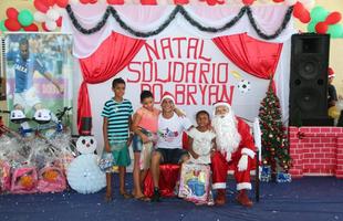 Lateral Bryan, do Cruzeiro, vive dia de Papai Noel e faz a festa de crianas carentes em Minas