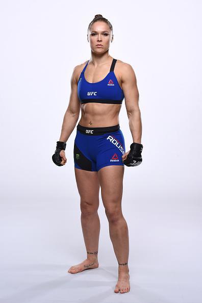 Ronda Rousey posa com uniforme azul, que ser usado no UFC 207. Pela primeira vez, ela no vestir o uniforme preto e dourado, usado somente pelos campees 