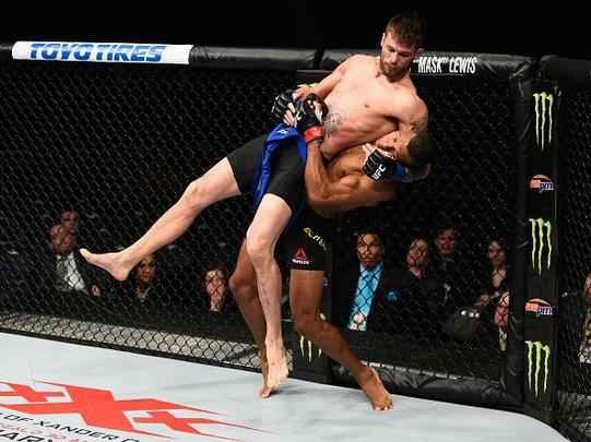 A luta entre Tim Means e Alex Cowboy (luvas vermelhas) foi julgada sem resultado por causa de golpe ilegal de Means