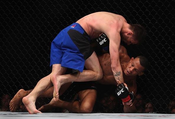 A luta entre Tim Means e Alex Cowboy (luvas vermelhas) foi julgada sem resultado por causa de golpe ilegal de Means