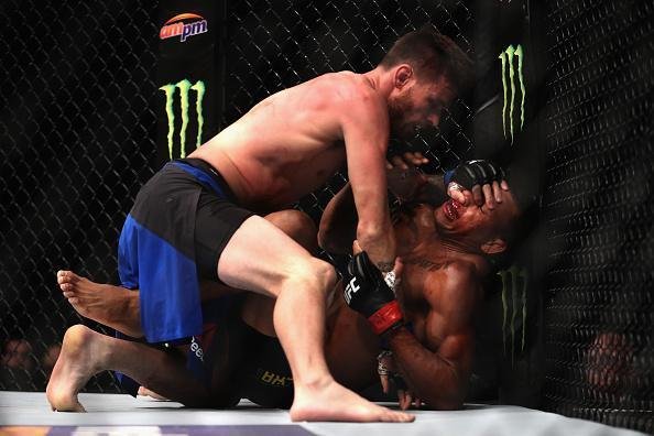 A luta entre Tim Means e Alex Cowboy (luvas vermelhas) foi julgada sem resultado por causa de golpe ilegal de Means