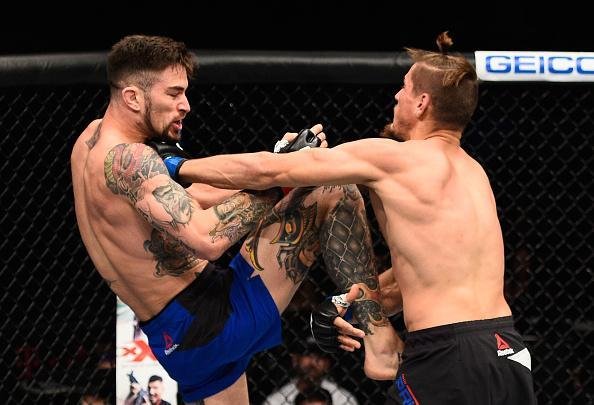 Niko Price (luvas azuis) venceu Brandon Thatch por finalização aos 4m30s do primeiro round