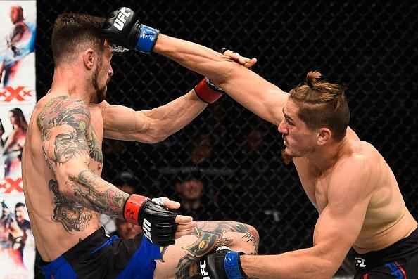 Niko Price (luvas azuis) venceu Brandon Thatch por finalização aos 4m30s do primeiro round