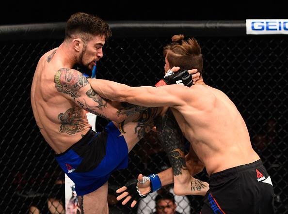 Niko Price (luvas azuis) venceu Brandon Thatch por finalizao aos 4m30s do primeiro round