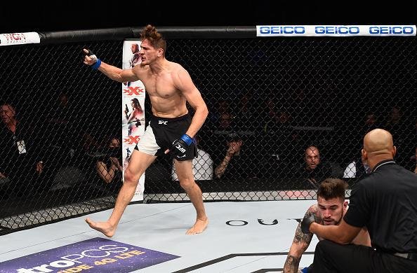 Niko Price (luvas azuis) venceu Brandon Thatch por finalização aos 4m30s do primeiro round