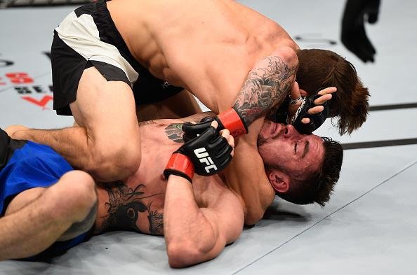 Niko Price (luvas azuis) venceu Brandon Thatch por finalizao aos 4m30s do primeiro round