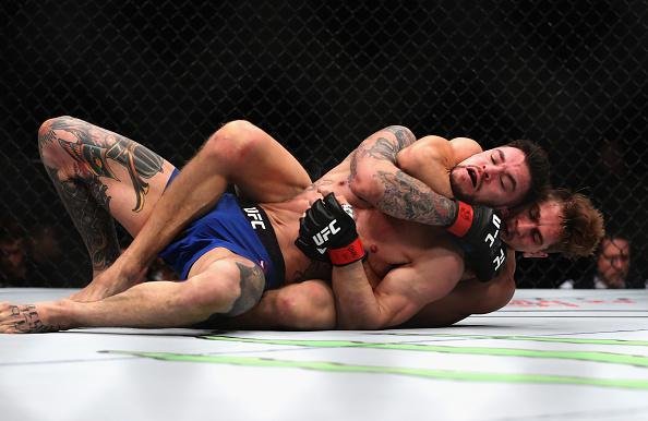 Niko Price (luvas azuis) venceu Brandon Thatch por finalização aos 4m30s do primeiro round