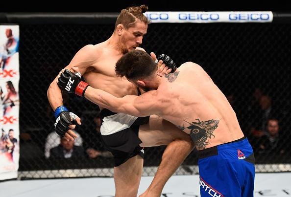 Niko Price (luvas azuis) venceu Brandon Thatch por finalização aos 4m30s do primeiro round
