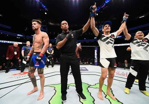Niko Price (luvas azuis) venceu Brandon Thatch por finalização aos 4m30s do primeiro round