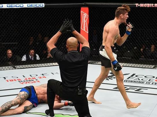 Niko Price (luvas azuis) venceu Brandon Thatch por finalização aos 4m30s do primeiro round