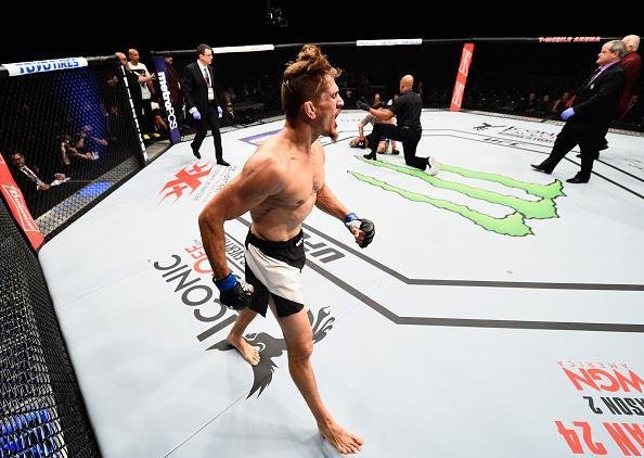 Niko Price (luvas azuis) venceu Brandon Thatch por finalizao aos 4m30s do primeiro round