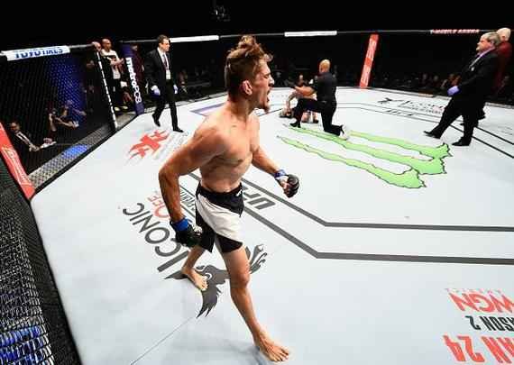 Niko Price (luvas azuis) venceu Brandon Thatch por finalização aos 4m30s do primeiro round