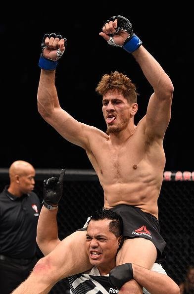 Niko Price (luvas azuis) venceu Brandon Thatch por finalizao aos 4m30s do primeiro round