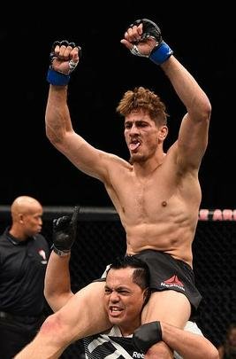 Niko Price (luvas azuis) venceu Brandon Thatch por finalização aos 4m30s do primeiro round