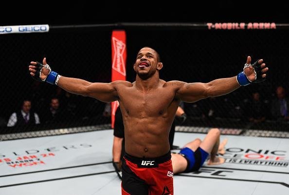 Alex Garcia (luvas azuis) venceu Mike Pyle por nocaute aos 3m34s do primeiro round