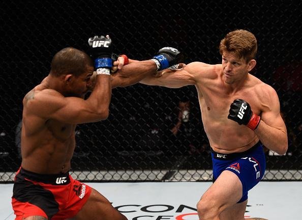 Alex Garcia (luvas azuis) venceu Mike Pyle por nocaute aos 3m34s do primeiro round