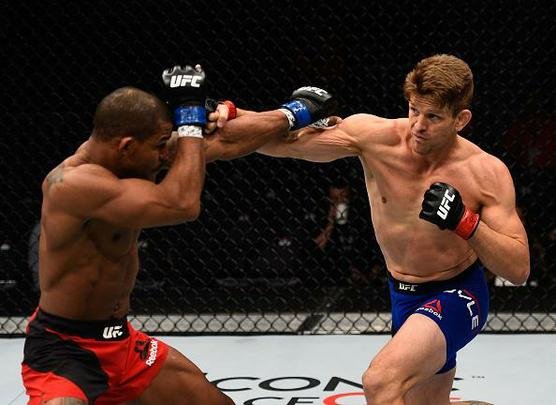 Alex Garcia (luvas azuis) venceu Mike Pyle por nocaute aos 3m34s do primeiro round