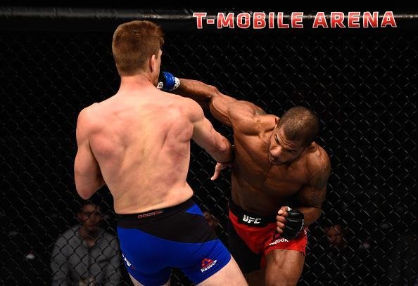 Alex Garcia (luvas azuis) venceu Mike Pyle por nocaute aos 3m34s do primeiro round