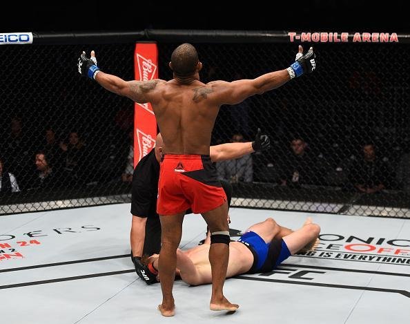 Alex Garcia (luvas azuis) venceu Mike Pyle por nocaute aos 3m34s do primeiro round