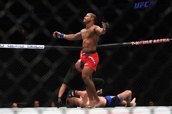 Alex Garcia (luvas azuis) venceu Mike Pyle por nocaute aos 3m34s do primeiro round