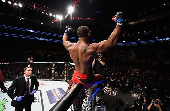 Alex Garcia (luvas azuis) venceu Mike Pyle por nocaute aos 3m34s do primeiro round