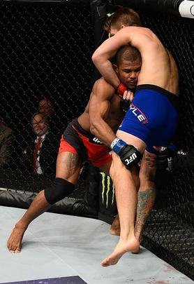 Alex Garcia (luvas azuis) venceu Mike Pyle por nocaute aos 3m34s do primeiro round