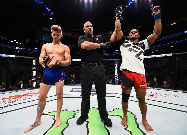 Alex Garcia (luvas azuis) venceu Mike Pyle por nocaute aos 3m34s do primeiro round