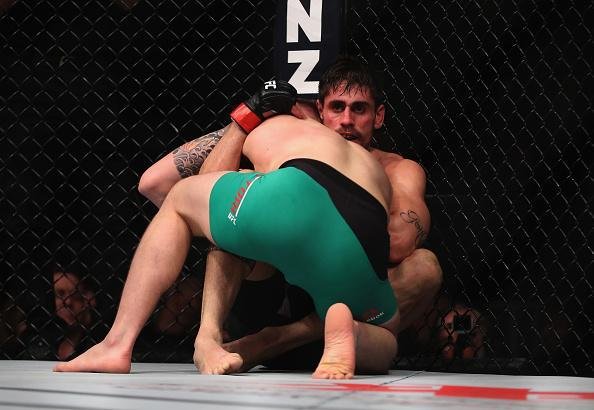 Antnio Cara de Sapato (luvas vermelhas) venceu Marvin Vettori por deciso unnime (triplo 29-28)