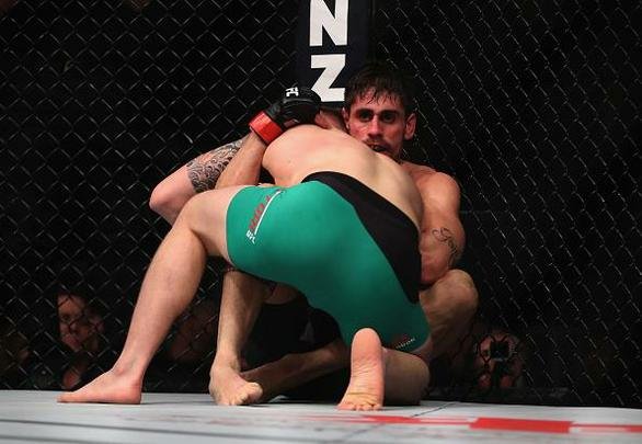 Antônio Cara de Sapato (luvas vermelhas) venceu Marvin Vettori por decisão unânime (triplo 29-28)