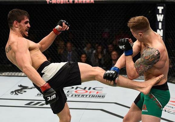 Antônio Cara de Sapato (luvas vermelhas) venceu Marvin Vettori por decisão unânime (triplo 29-28)