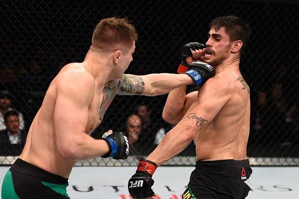 Antônio Cara de Sapato (luvas vermelhas) venceu Marvin Vettori por decisão unânime (triplo 29-28)