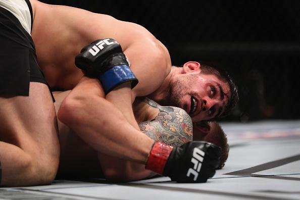 Antônio Cara de Sapato (luvas vermelhas) venceu Marvin Vettori por decisão unânime (triplo 29-28)