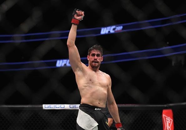 Antnio Cara de Sapato (luvas vermelhas) venceu Marvin Vettori por deciso unnime (triplo 29-28)