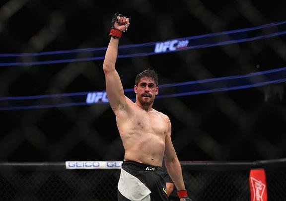 Antônio Cara de Sapato (luvas vermelhas) venceu Marvin Vettori por decisão unânime (triplo 29-28)