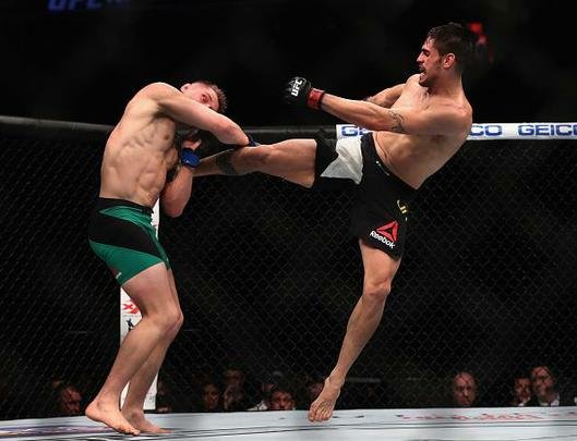 Antônio Cara de Sapato (luvas vermelhas) venceu Marvin Vettori por decisão unânime (triplo 29-28)