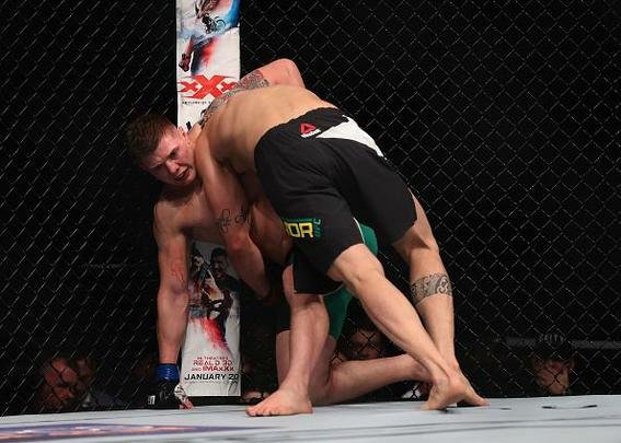 Antônio Cara de Sapato (luvas vermelhas) venceu Marvin Vettori por decisão unânime (triplo 29-28)