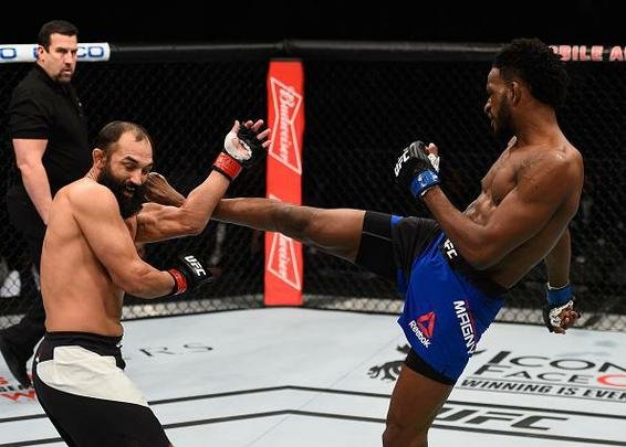 Neil Magny venceu Johny Hendricks por decisão unânime (triplo 29-28)