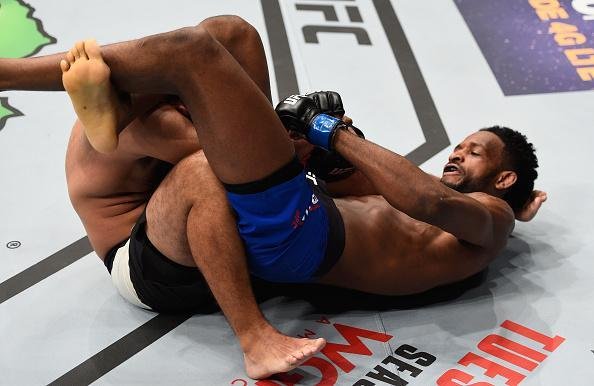 Neil Magny venceu Johny Hendricks por decisão unânime (triplo 29-28)