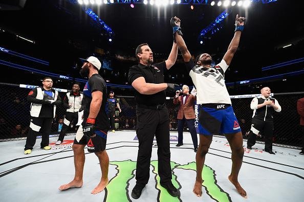 Neil Magny venceu Johny Hendricks por decisão unânime (triplo 29-28)