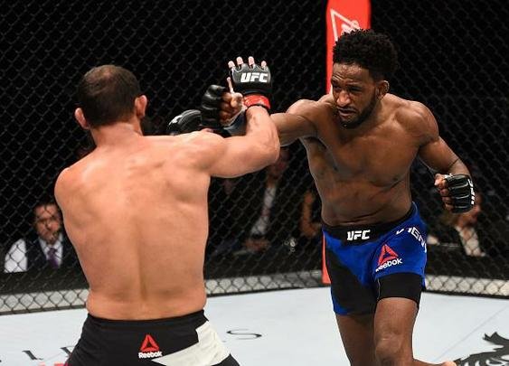 Neil Magny venceu Johny Hendricks por decisão unânime (triplo 29-28)