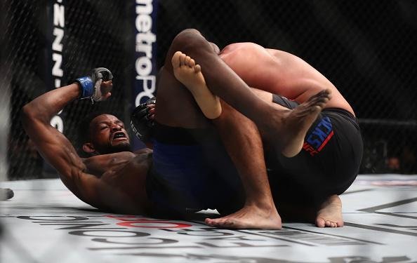 Neil Magny venceu Johny Hendricks por decisão unânime (triplo 29-28)