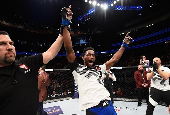 Neil Magny venceu Johny Hendricks por decisão unânime (triplo 29-28)