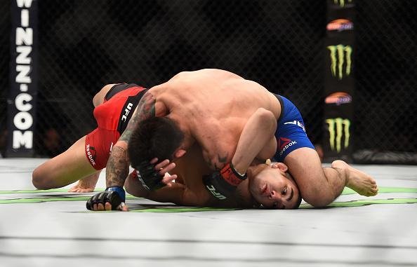 Ray Borg (luvas azuis) venceu Louis Smolka por decisão unânime (30-27, 30-26 e 30-26)