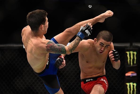 Ray Borg (luvas azuis) venceu Louis Smolka por deciso unnime (30-27, 30-26 e 30-26)