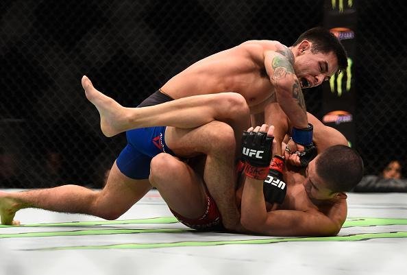 Ray Borg (luvas azuis) venceu Louis Smolka por decisão unânime (30-27, 30-26 e 30-26)