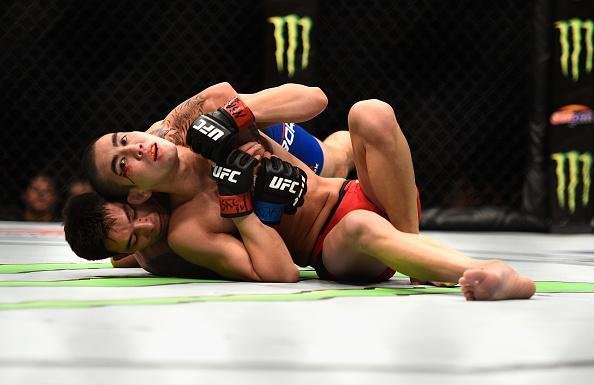 Ray Borg (luvas azuis) venceu Louis Smolka por decisão unânime (30-27, 30-26 e 30-26)